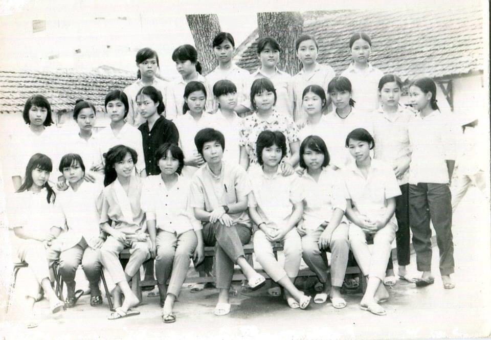Cô Huyền (hàng thứ ba, đứng đầu từ phải qua) chụp cùng lớp chuyên Văn niên khóa 1988 - 1991